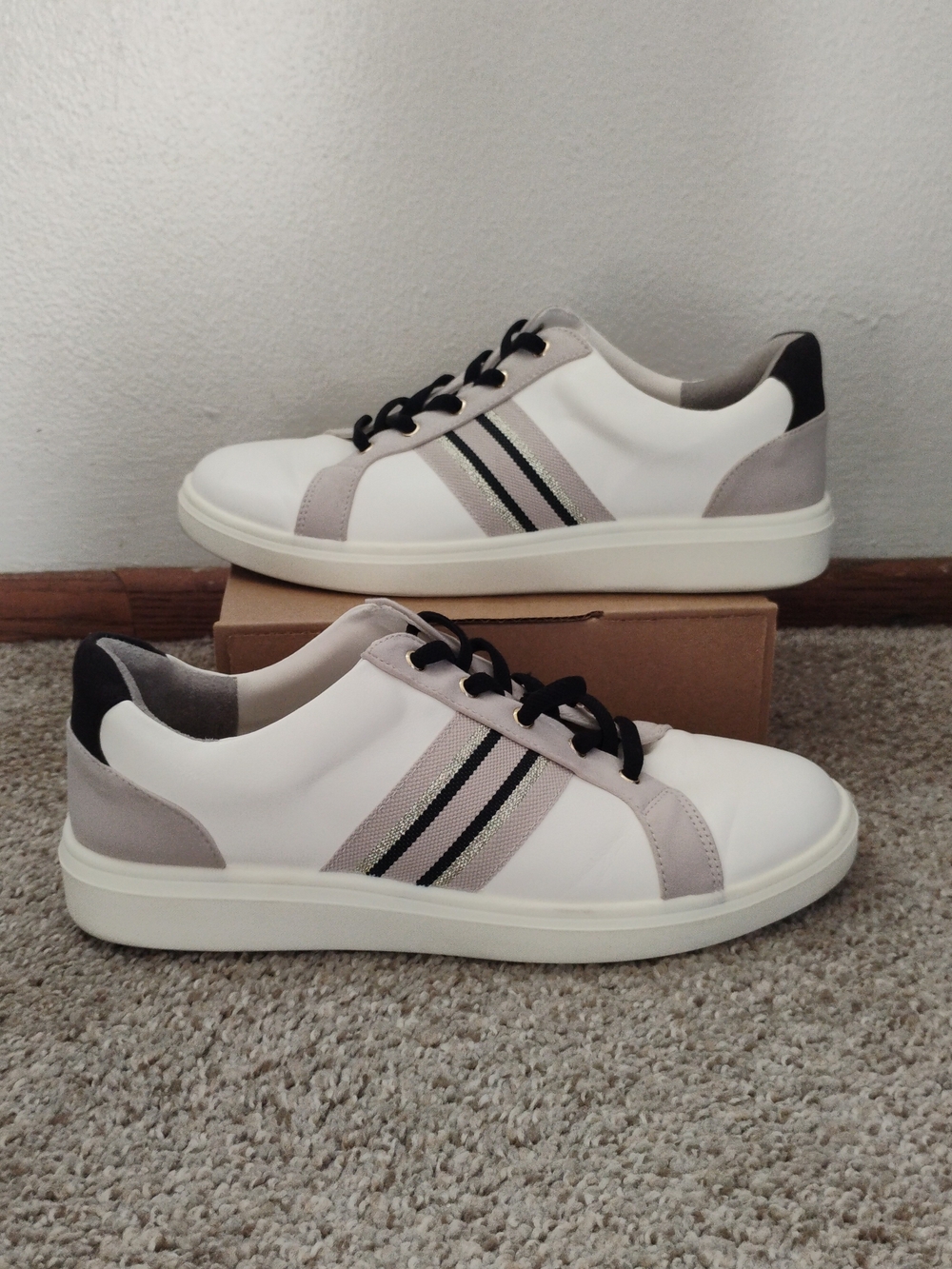 Women'sLifeStride BZ Washable Lace Up Sn White Casual Sneakers with Gray Accents